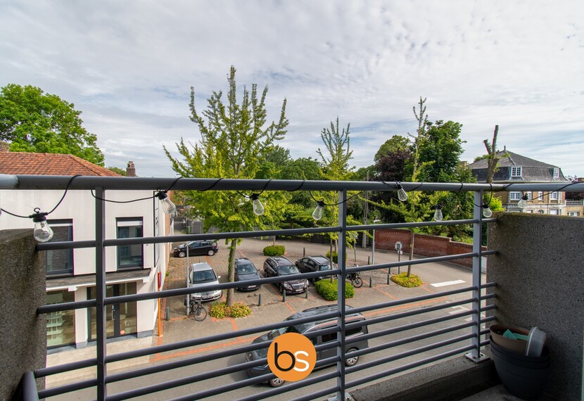 Ruim appartement met 2 slaapkamers en carport