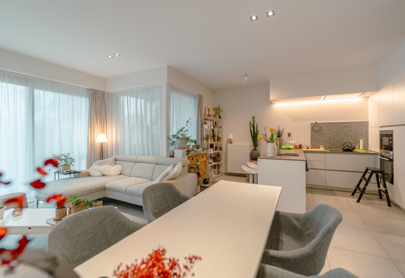 Ruim en energiezuinig gelijkvloers appartement met tuin en zuidgericht terras in Sint-Eloois-Winkel