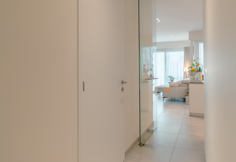 Ruim en energiezuinig gelijkvloers appartement met tuin en zuidgericht terras in Sint-Eloois-Winkel