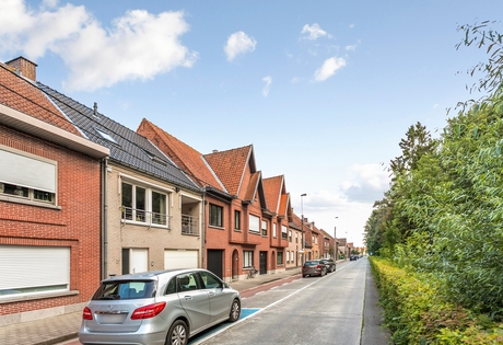 Energiezuinige rijwoning met 1 slaapkamer, verzorgde tuin en ruime garage in Dadizele-centrum